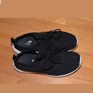 Nike roshe black dotted running shoes